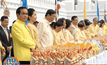 นายกฯ เป็นประธานตักบาตรเฉลิมพระเกียรติ