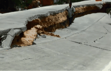 ถนนเลียบคลองลำรี ย่านนนทบุรี ทรุดตัว 1.5 เมตร 