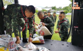 กองทัพบก ส่งเฮลิคอปเตอร์ ลำเลียงถุงยังชีพช่วยเหลือผู้ประสบอุทกภัยที่ถูกตัดขาดใน อ.เวียงป่าเป้า จ.เชียงราย      