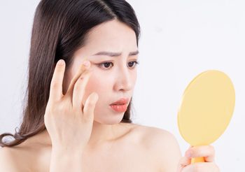 มองเห็นไม่ชัด เพราะคิ้วหย่อน หนังตาตก ทำไงดี? ปัญหาคลาสสิก กระทบชีวิตประจำวันมากกว่าที่คุณคิด