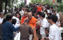 พุทธศาสนิกชนทั่วไทยทำบุญตักบาตรเทโว