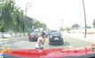 สาวคุยโทรศัพท์ข้ามถนนช่วงรถติดไฟแดงถูกรถชน