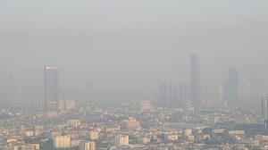 ฝุ่น PM2.5 เมืองกรุงยังวิกฤต เกินค่ามาตรฐาน 39 พื้นที่ ทำเห็นตึกสูงเลือนลาง