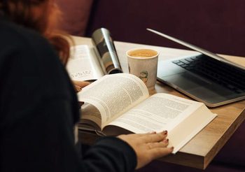 3 แหล่งอ่านนิยายแปล ที่ชาวหนังสือแปลแนะนำ ภาษาดี มีให้อ่านเพียบ !