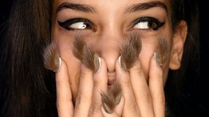 ฟรุ้งฟริ้งขึ้นอีกระดับ!  เล็บมีขน เทรนด์ความสวยใหม่ล่าสุด ที่อยากให้คุณลอง