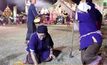 สุรินทร์จัดแสดงวิถีโบราณ หาปู ทอดแห แหย่ไข่มดแดง
