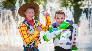 คู่รักเกย์ สวมชุดวิวาห์เป็น Buzz Lightyear และ Woody งานแต่งธีมดิสนีย์ที่น่ารักที่สุดในโลก