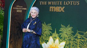 Welcome to The White Lotus อินไทยแลนด์! โททัลลุคของ “ครูเล็ก ภัทราวดี“ และ ดอม เหตระกูล สวมใส่ชุดผ้าไทย โชว์ความเป็นไทย แบรนด์ Jim Thompson อวดสายตาคนทั่วโลก