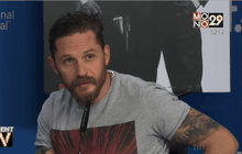 พระเอก “แมด แม็กซ์” ทำนักข่าวหน้าหงายกลางงานเทศกาล