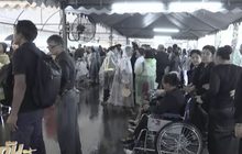 ประชาชนไม่หวั่นสายฝน เข้ากราบพระบรมศพเนืองแน่น