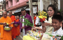 พุทธศาสนิกชนร่วมทำบุญ แห่เทียนพรรษา