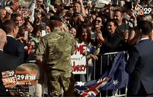 สาวออสซีใจกล้า ขโมยจูบเจ้าชายแฮรี