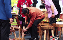 นายกฯ โชว์ตอกขาเก้าอี้ก่อนประชุม ครม.