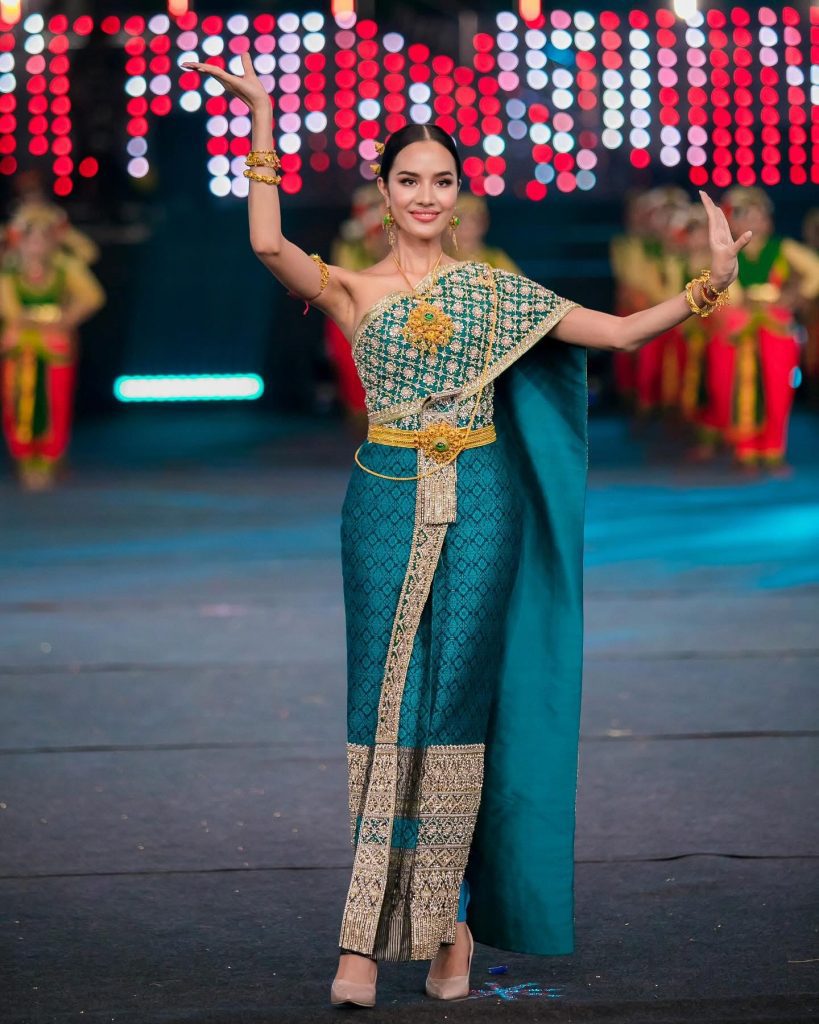 ชุดไทยจักรี