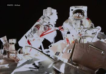 นักบินอวกาศ ‘เสินโจว-13’ เสร็จสิ้นกิจกรรมนอกยานอวกาศครั้งแรก