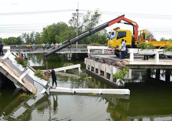 สะพานข้ามคลองเกาะโพธิ์ถล่ม โชคดีไม่มีคนบาดเจ็บ!