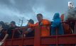 “นายกฯ” ลุยน้ำท่วมหาดใหญ่ แจกอาหาร-ให้กำลังผู้ประสบภัย เตรียมเยียวยา 9,000 บ.