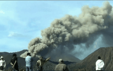 ภูเขาไฟโบรโมพ่นเถ้าถ่านในอินโดนีเซีย
