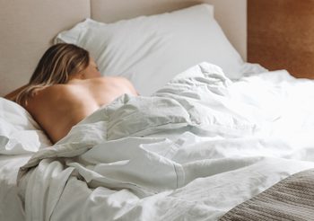 ประโยชน์ดีๆ ของการ ห่มผ้าเวลานอน สมองตีความว่าใครสักคนกำลังกอดเรา