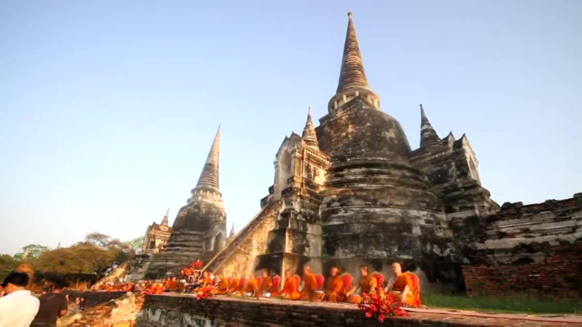 อยุธยาแต่งชุดไทยทำบุญเมืองวันปีใหม่ไทย