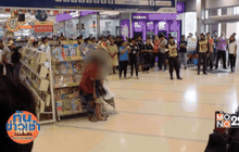 ระทึก! ยายคลั่งใช้มีดจี้คอหลานกลางห้างฯ