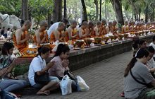บรรยากาศประชาชนทำบุญวันมาฆบูชา
