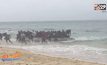 ผู้อพยพวิ่งหนีตำรวจที่ชายหาดสเปน