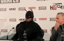 นักมวยแต่ง “แบทแมน” ข่มคู่ชกกลางงานแถลง