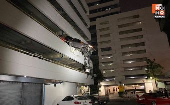 ระทึก! เก๋งพุ่งทะลุกำแพงชั้น 2 ลานจอดย่านพระราม 4 คนขับรอดหวุดหวิด