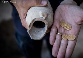 อิสราเอลพบเหยือกเก่า 1,000 ปี ซุก ‘เหรียญทอง’ สภาพสมบูรณ์