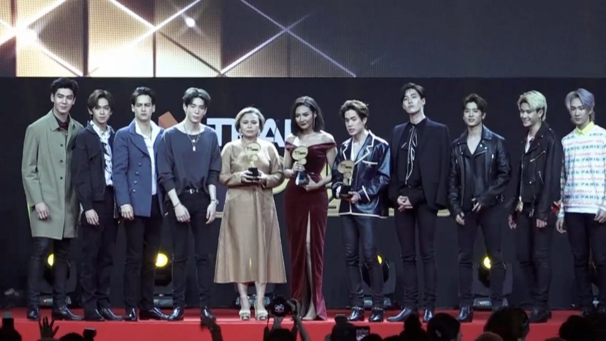 คนบันเทิงตบเท้ารับรางวัล MThai Top Talk-About 2019