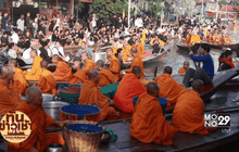 ตักบาตรกลางน้ำถวายพระราชกุศลแด่ ในหลวงรัชกาลที่ 9