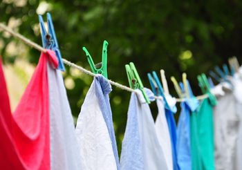 เคล็ดลับซักผ้าที่มีรอยเปื้อน ให้หลุดออกอย่างง่ายโดยไม่ต้องขยี้
