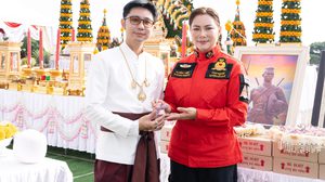 “อ.นิติกฤตย์-บุ๋ม ปนัดดา” ทำบุญให้นักรบ ประชาชนแห่ร่วมงานนับพัน