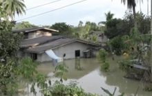 น้ำทะลักท่วมบ้านเรือน จ.ตรัง หลังพนังกั้นน้ำพัง