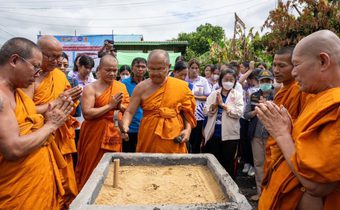 “พระเทพเสนาบดี”ระดมทุนสร้างบ้านช่วยครอบครัวยาย-หลาน ที่ถูกไฟคลอกเสียชีวิต จ.ลพบุรี