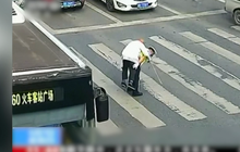 ​ตำรวจจีนน้ำใจงามแบกผู้สูงอายุข้ามถนน