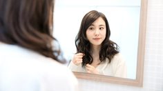 ทำไมส่องกระจก แล้วสวยกว่าตัวจริง?!  เรื่องนี้นักวิทยาศาสตร์มีคำตอบ