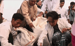 “อองซาน ซูจี” นำลูกพรรคเก็บขยะข้างถนน