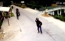 กลุ่มวัยรุ่นขว้างระเบิดใส่คู่อริกลางถนนย่านนนทบุรี
