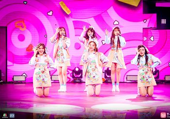 ชวนดูเพิร์ฟสุดเท่จาก 6 สาว ‘BNK48’ “เสียงเชียร์ (CHEERS)”  ครั้งแรกบน T -POP STAGE SHOW