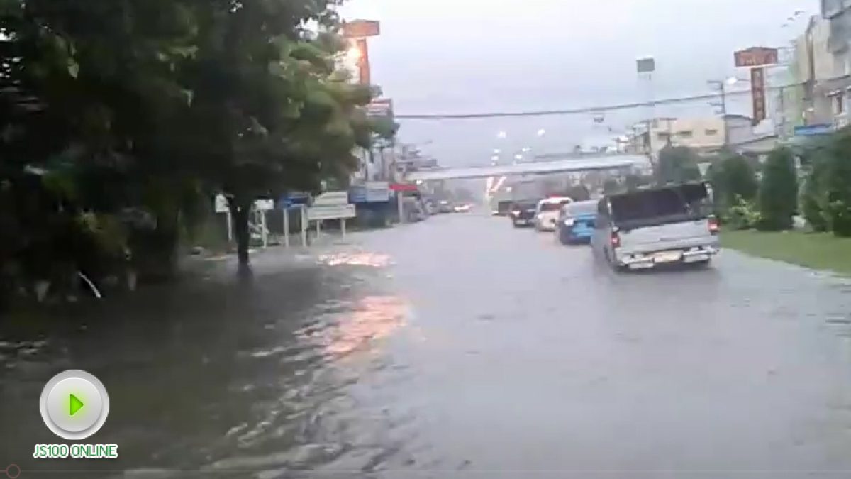 ถ.เพชรเกษม ที่สี่แยกชะอำ จ.เพชรบุรี  ฝนตกหนักทำให้มีน้ำท่วมทุกช่องทาง  รถผ่านไม่สะดวก