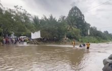 ทางเท้าในจีนพังถล่มฉุดคนเดินถนนร่วง