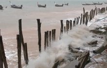 คลื่นซัดชายฝั่งอันดามันบ้านเรือนเสียหายกว่า 50 หลัง