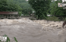 น้ำป่าไหลหลากทะลักน้ำตกวังตะไคร้-นางรอง