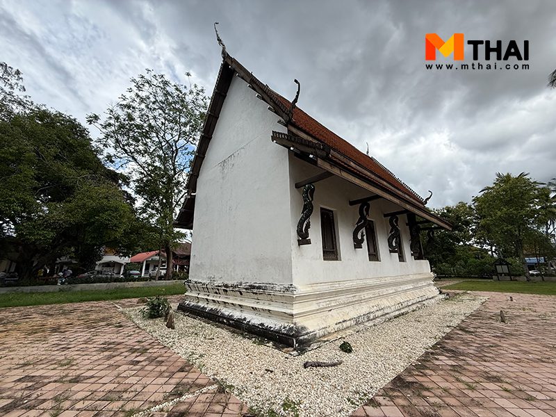 ผนังด้านหลังก่อทึบ