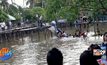 ระทึก! สะพานตลาดน้ำหัก นักท่องเที่ยวร่วงระนาว