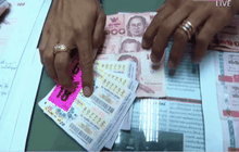 จับแม่ค้าจำหน่ายสลากฯ เกินราคา จ.กาฬสินธุ์