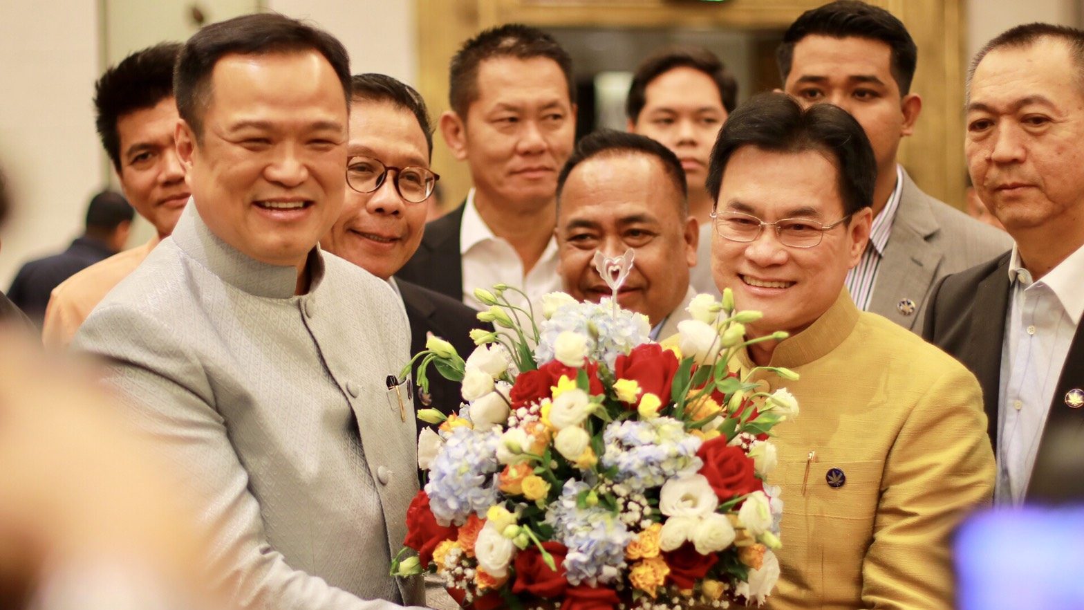 ประชาธิปัตย์-ภูมิใจไทย  พบปะเพื่อระดมพลังช่วยภัยน้ำท่วม