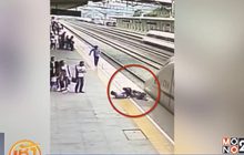เจ้าหน้าที่ช่วยชีวิตสาวจีนหวังกระโดดให้รถไฟทับ